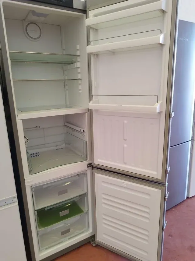 Combiné réfrigérateur-congélateur de Liebherr ( Brocante )