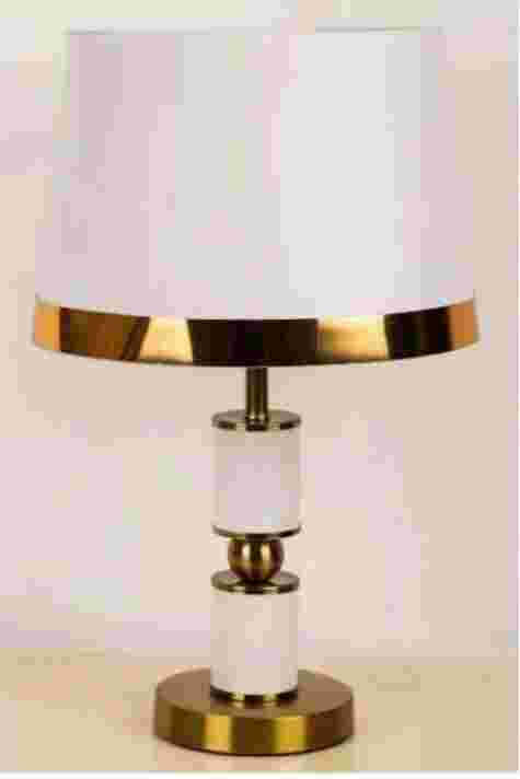 Lampe de table élégante à base dorée